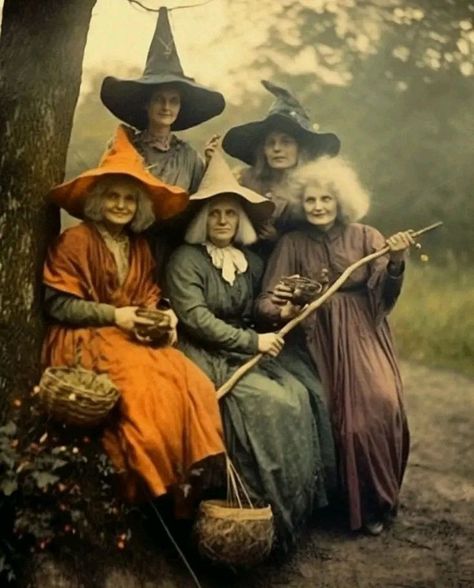 Vintage Witch Photos, Witches Night Out, Witch Photos, Witch Pictures, Witch Costumes, Vintage Witch, Witch Magic, Occult Art, Season Of The Witch