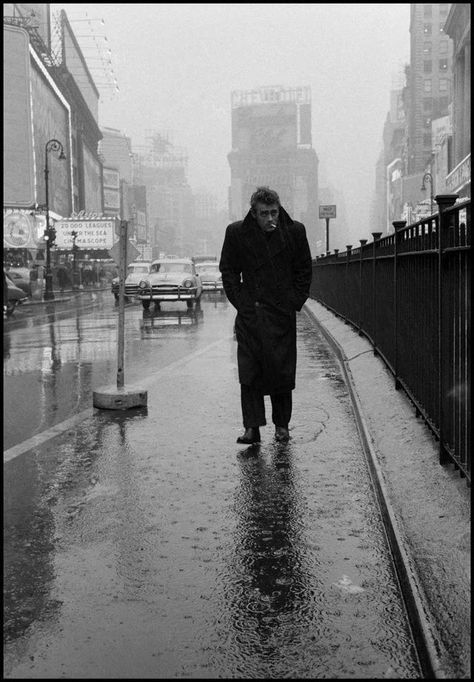 The Iconic Photo of James Dean, Alone in the Rain, in the Middle of Times Square, 1955 ~ vintage everyday Dennis Stock, James Dean Photos, Dane Dehaan, Jimmy Dean, East Of Eden, Actor James, Foto Poses, James Dean, Magnum Photos