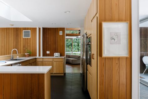 Inside a Dutchess County Home Where Midcentury Modernism Meets Japanese-Inspired Architecture | Architectural Digest Mid Century Cottage, Mcm Kitchen, Airy Bedroom, Mid Century Modern Kitchen, Architectural Inspiration, Mid Century House, Architectural Digest, Modernism, New Kitchen