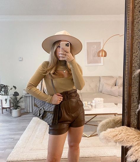 Brown Leather Shorts Outfit, Brown Shorts Outfit, Brown Leather Shorts, Leather Shorts Outfit, Inspo Fits, Transition Outfits, Fall Inspo, Shorts Outfit, Brown Shorts