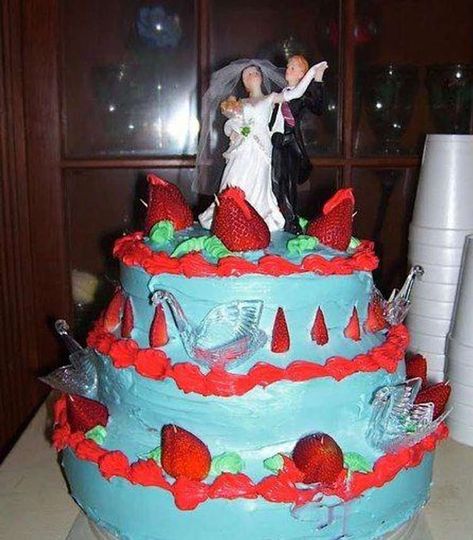 31 Cringe-Worthy Wedding Cake Fails Cringe Wedding, Wedding Cake Fails, Wedding Cake Disasters, Cakes Gone Wrong, Budget Wedding Cake, Fairy Tale Wedding Cake, Tacky Wedding, Baking Fails, Ugly Cakes