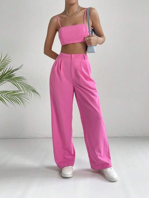 30% extra de dto. en tu primer pedido + Novedades diarias.Pulsa para ver los detalles de SHEIN EZwear Top de tirantes crop unicolor & Pantalones de pierna ancha. Compra tus favoritos y entérate de toda la infromación. All Pink Outfit, Mode Rose, Cropped Cami, Cami Crop Top, Looks Chic, Pink Outfit, Two Piece Outfit, Outfits Casuales, Pants Outfit