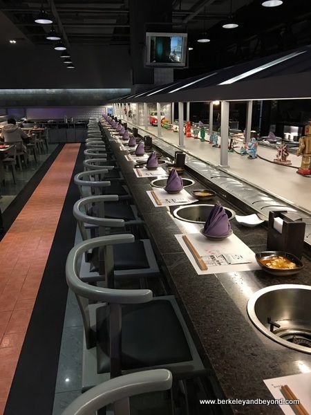 Hot Pot Restaurant Design, Hot Pot Restaurant Interior Design, Conveyor Belt Restaurant, Resturant Interior Design, Revolving Sushi, Conveyor Belt Sushi, Hot Pot Restaurant, Chengdu China, Sushi Design