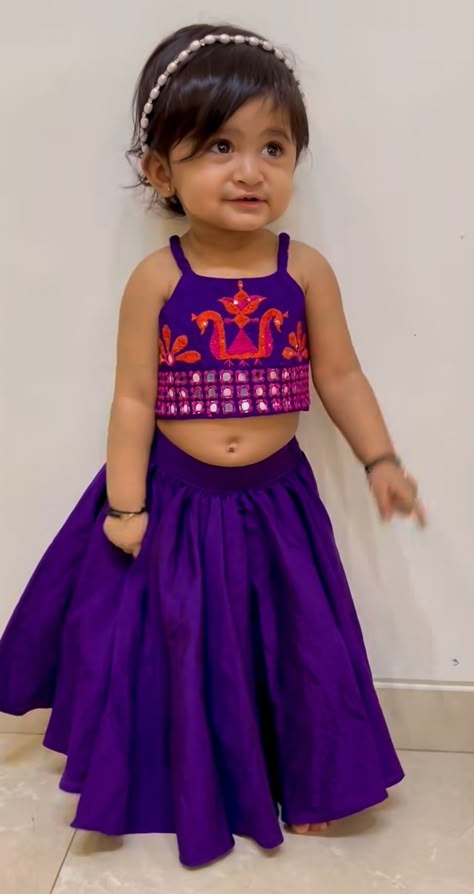 Baby Girl Chaniya Choli Design, Kids Chaniya Choli Designs, Baby Girl Indian Outfit, Babies Frocks, Kids Kurta, Kids Ethnic Wear, Kids Party Wear, Crochet Lion, Kids Blouse Designs