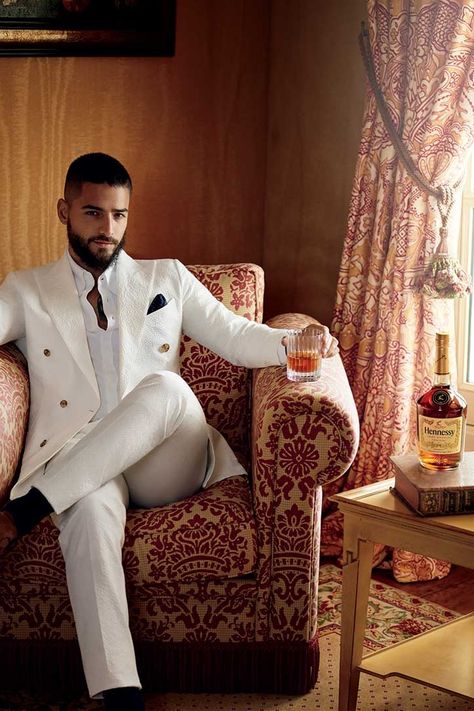 Cognac lovers: Hennessy teamed up with Colombian artist Maluma for a cocktail kit that pays homage to the superstar’s “Never stop. Never settle” mantra. Maluma Haircut, Beyonce Fashion, Prince Pictures, Tatted Men, Cocktail Kit, Men Photography, Never Settle, Don Juan, Mens Winter