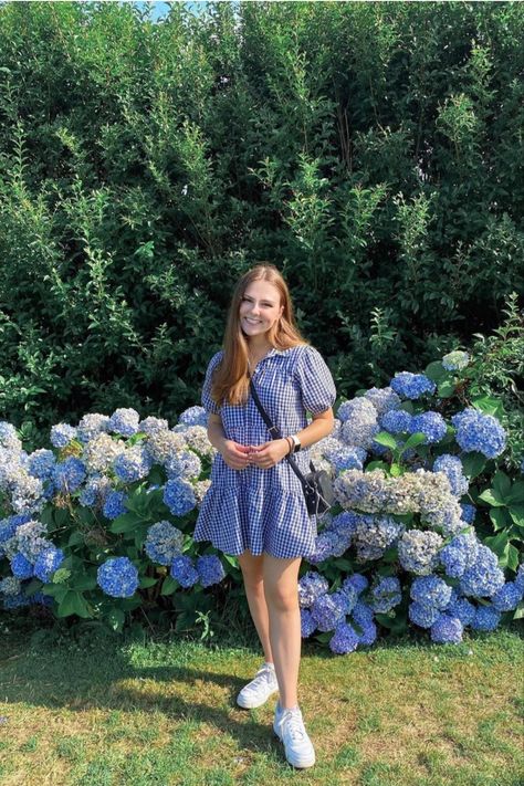 Summer Dress in Newport Rhode Island. Blue Gingham Casual Summer Outfit Ideas in Front of Hydrangeas. Newport Ri Outfit, Outfits For Summer Casual, Rhode Island Aesthetic, Coastal Grandmother Outfits, Outfits Dresses Casual, Haircut Summer, Summer Vacation Packing List, Abercrombie And Fitch Outfit, Coastal Grandmother Aesthetic