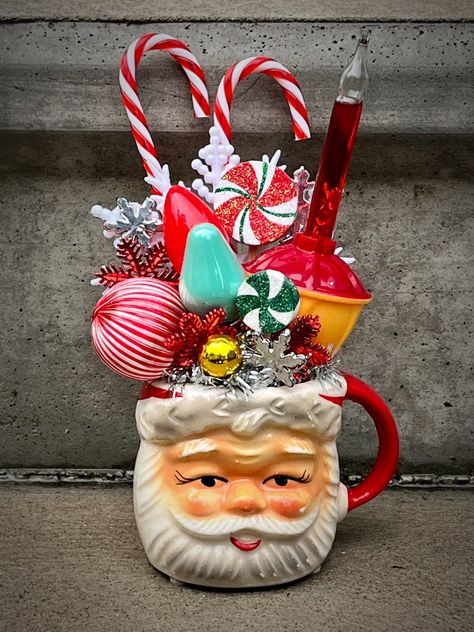 Mug Repurpose, Dollar Store Decorations, Christmas Assemblage, Santa Cups, Retro Christmas Decorations, Vintage Christmas Crafts, Santa Mug, Christmas Vignettes, Fun Christmas Decorations