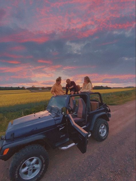 Jeep Wrangler Outfits, Jeep Road Trip Aesthetic, Jeep Rides Aesthetic, Jeep Summer Aesthetic, Car Jeep Aesthetic, Old Jeep Aesthetic, Jeep Aesthetic Summer, Jeep Girl Aesthetic, Jeep Picture Ideas