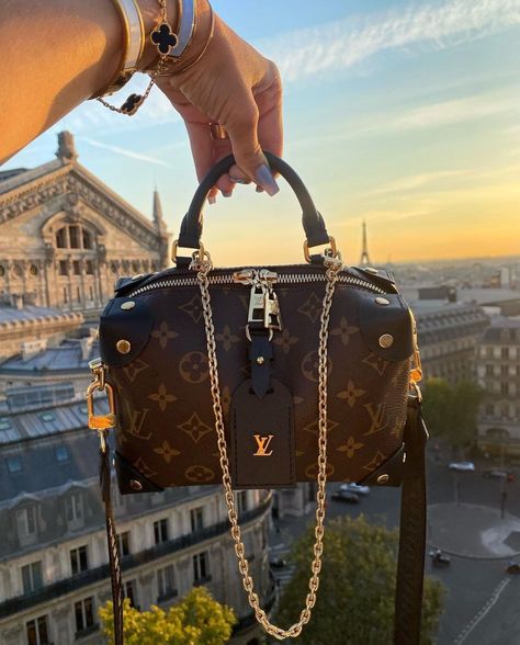 Sac Louis Vuitton, Luxury Bags Collection, Best Designer Bags, Lv Bags, Chanel Purse, Luxury Purses, Fancy Bags, Dior Handbags, Classic Bags