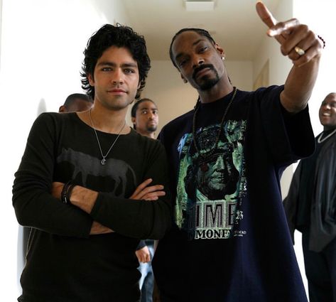 Snoop Dogg and Adrien Grenier Vincent Chase Vincent Chase Entourage, Adrien Grenier, Vincent Chase, Adrian Grenier, Corny Jokes, Moms Favorite, Estilo Punk, Blue Steel, Snoop Dogg