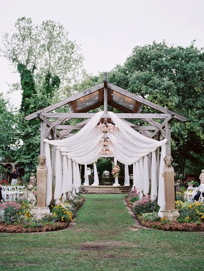 Vintage Garden Wedding, Wedding Ceremony Ideas, Wedding Entrance Decor, Chic Vintage Brides, Garden Weddings Ceremony, Romantic Garden Wedding, Wedding Entrance, Diy Outdoor Decor, Outdoor Wedding Decorations