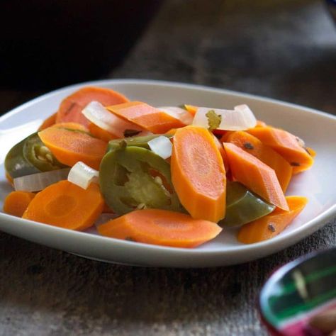 These spicy pickled carrots are just like the ones in Mexican restaurants! Can't get enough of then, so easy! Hot Carrots Recipe, Mexican Carrots, Mexican Pickled Carrots, Spicy Pickled Carrots, Quick Pickle Recipe, Spicy Carrots, Authentic Mexican Recipes, Recipe Mexican, Carrots Recipe