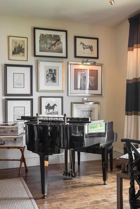 wall gallery baby grand Grand Piano Decor, Piano Room Design, Grand Piano Living Room, Piano Styling, Grand Piano Room, Cluster Decor, Piano Room Decor, Piano Living Rooms, Baby Grand Piano