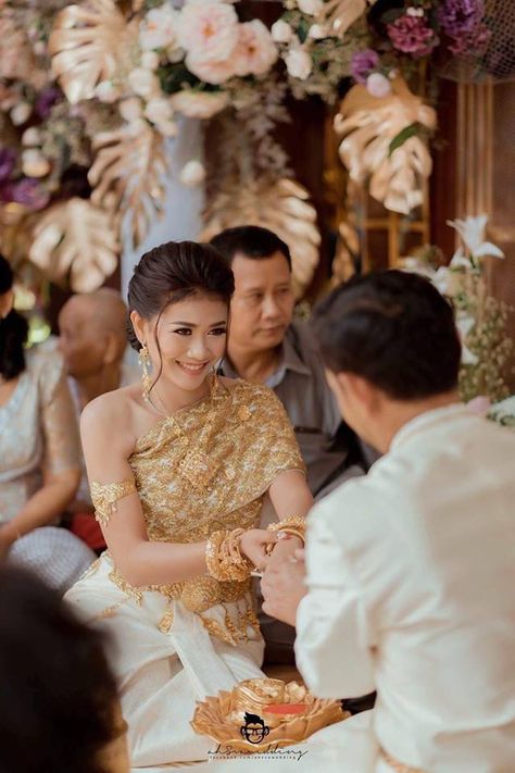 khmer wedding Cambodian Wedding Ceremony, Lao Wedding Ceremony, Lao Wedding, Thai Outfits, Khmer People, Laos Wedding, Cambodian Wedding Dress, Blessing Ceremony, Asian Inspired Wedding