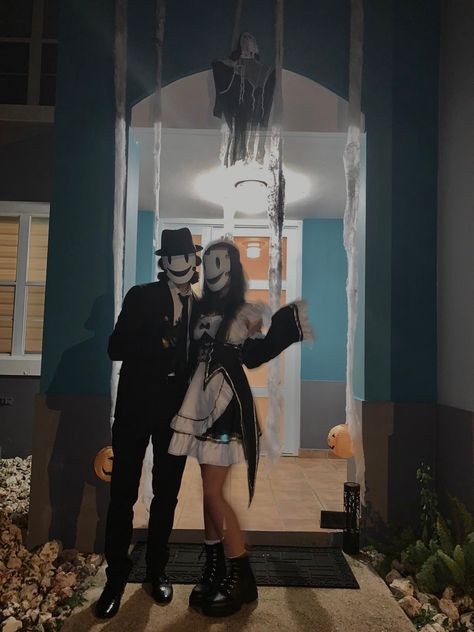 Scream Cosplay Couple, Scream Costumes Couples, High Rise Invasion Halloween Costume, Duo Horror Halloween Costumes, Couple Ghost Costume, Hallowing Costumes Duo, Dark Couple Costumes, Emo Couples Costume, High Rise Invasion Costume