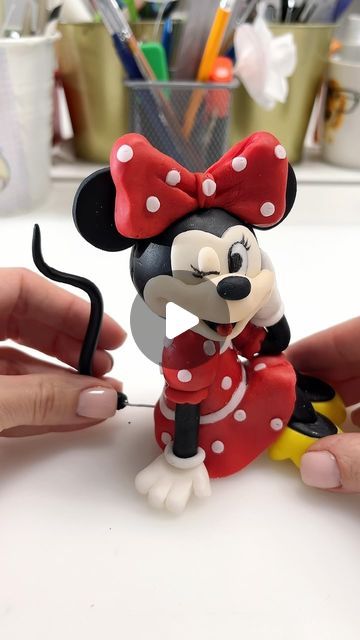 Cake With Minnie Mouse, Minnie Mouse Fondant Topper, Minnie Fondant Tutorial, Minnie Mouse Fondant Tutorial, Mickey Mouse Fondant, Minnie Mouse Fondant, Mickey And Minnie Cake, Minnie Mouse Cake Topper, Mickey Mouse Birthday Cake