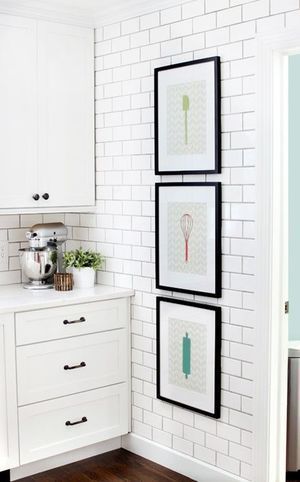 How to hang art on a tile Classic White Kitchen, Diy Lampe, Dekor Diy, Casa Vintage, White Brick, Cute Kitchen, Trendy Kitchen, Hang On, Kitchen Art