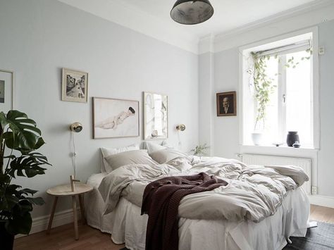 Bedroom With Light Blue Walls, Swedish Bedroom, Cozy Bedroom For Couples, Cozy Bedroom Lighting, Beige Duvet, Beige Duvet Covers, Rustic Bedroom Design, Coco Lapine Design, Natural Bedroom