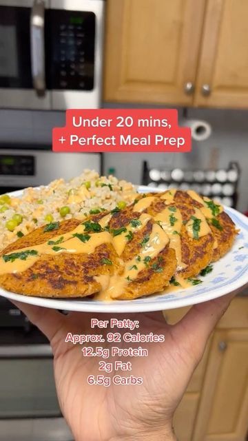 Razi Khan on Instagram: "Bringing back a classic! Easy, Healthy Tuna Patties for people who don’t even like fish (I promise!). Crispy on the outside, soft on the inside, extremely high in protein, and done in under 20 minutes.👇🏼 - Ingredients: • 2 cans flaked light tuna (120g each) • 1/2 cup blended oats (or panko breadcrumbs) • 1 medium onion, finely chopped or grated • 1/4 cup egg whites (or 1 whole egg) • 1-2 tbsp light mayo/miracle whip • 1 tbsp hot sauce (I use sriracha) • Season with a g Fish Meal Prep, Tuna Patties Healthy, Tuna Patties Recipes, Blended Oats, High Protein Lunch Ideas, Fish Snacks, Tuna Patties, Healthy Tuna, Miracle Whip