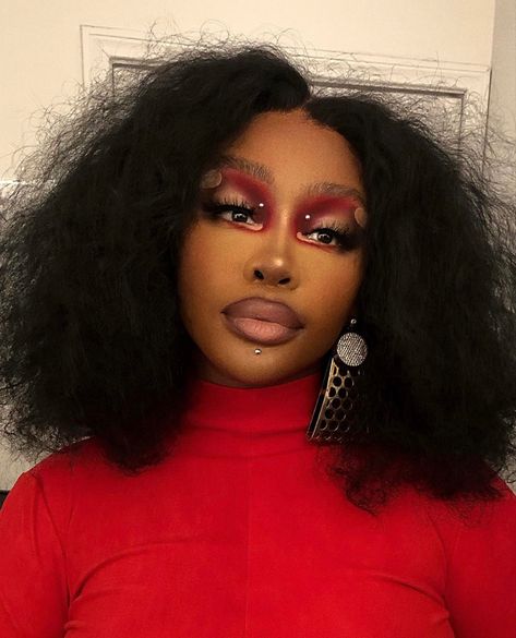 Sza Makeup Eye, Sza Shirt Makeup, Creative Eye Makeup Art, Sza Makeup, Graphic Eye Makeup, Artistic Makeup Looks, Solana Rowe, Unconventional Makeup, Celebrity Makeup Looks