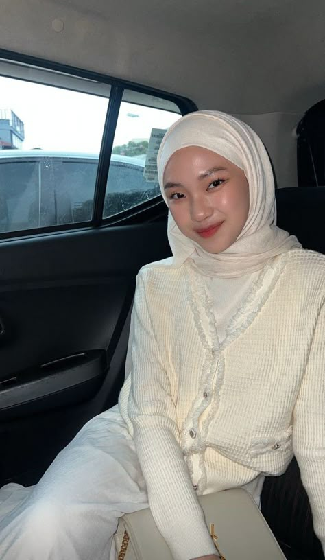 All White Outfit Hijab, Cream Outfit Hijab, Cream Top Outfit, White Hijab Outfit, Clean Outfit, Outfit Ideas Hijab, White Hijab, White Outfits For Women, Cream Outfit