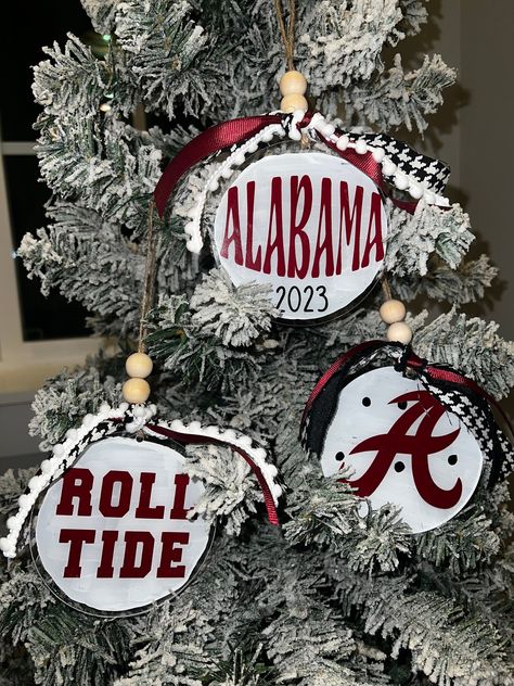 Alabama fans can deck the halls with these crimson, black, and white set of 3 ornaments! The set is finished off with wooden beads, and coordinating ribbons. Ribbons may vary depending on availability, but will always look super awesome, as shown!  Includes one of each ornament shown. Acrylic 4 inch round ornament. Alabama Christmas Tree, Alabama Christmas Ornaments, Univ Of Alabama, Alabama Christmas, Alabama Fans, Round Ornaments, White Set, Roll Tide, Wood Rounds