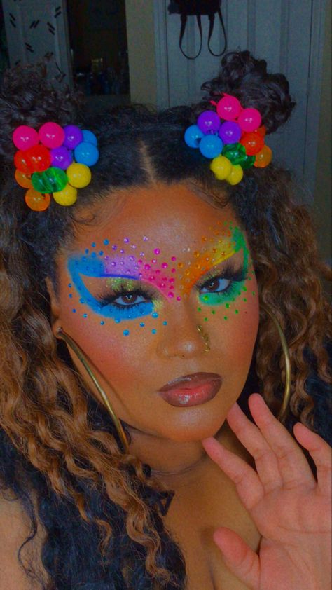 Rainbow Butterfly Makeup, Rainbow Eyeshadow Looks, Eyeshadow Drawing, Pride Makeup Ideas, Rainbow Makeup Looks, Rainbow Makeup Ideas, Rainbow Lipstick, Rainbow Blush, Makeup With Eyeshadow