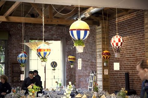 21 DIY Outdoor & Hanging Decor Ideas | Confetti Daydreams - DIY Floating Hot Air Balloon Decor. Get the DIY tutorial here ♥ #DIY #OutdoorDecor #HangingDecor Balloon Table Decorations, Hot Air Balloon Centerpieces, Floating Centerpieces, Hot Air Balloon Wedding, Hot Air Balloon Craft, Diy Hot Air Balloons, Hot Air Balloon Party, Hot Air Balloon Decorations, Balloon Crafts