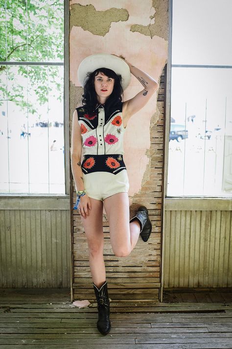 Newport Folk Festival 2015 - Festival Style Photos Nikki Lane, Newport Folk Festival, Boho Music, Rockabilly Looks, Cowboy Aesthetic, Nashville Style, Western Music, Folk Festival, Fashion Aesthetics