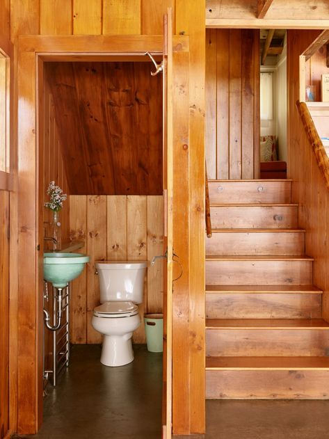 Photo 13 of 21 in A Lakeside Cabin Conjures Up Midcentury Magic in New Hampshire from Rustic Midcentury Lake Cabin in New Hampshire by KCS Architects - Dwell Retro Cabin, Cabin Chic, Lakeside Cabin, Bunk Rooms, Cabin Bathrooms, Wood Bath, Modern Renovation, Ceramic Floor Tile, Lake Cabin