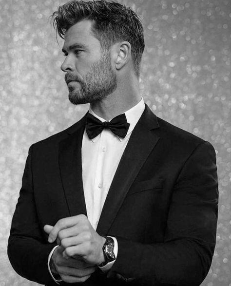 Chris Hemsworth Tuxedo, Chris Hemsworth Black And White, Boyfriend Haircut, Hemsworth Brothers, Thor X Loki, Chris Hemsworth Thor, Gentleman Aesthetic, Portrait Photography Men, Beyoncé Giselle Knowles-carter