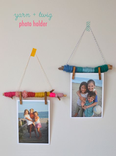 Make easy photo holders to hang on your wall with yarn and twigs. Aesthetic Hiking, Outfit Hiking, Artifact Uprising, Cadeau Parents, Hiking Aesthetic, בר מצווה, Winter Hiking, Mosaic Diy, Recycled Art