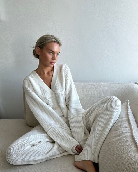 All White Outfit Winter, Lounge Outfit Aesthetic, Comfy Oufits, White Outfit Winter, Loungewear Aesthetic, Knit Cardigan Outfit, Wrapped In A Blanket, Pajamas Aesthetic, At Home Outfits