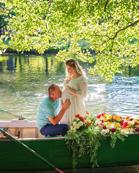 Maternity Boat Pictures, Boat Maternity Photos, Boat Photoshoot, Couple Pregnancy Photoshoot, Maternity Pics, Lake Boat, Maternity Photography Poses, Row Boat, Maternity Session