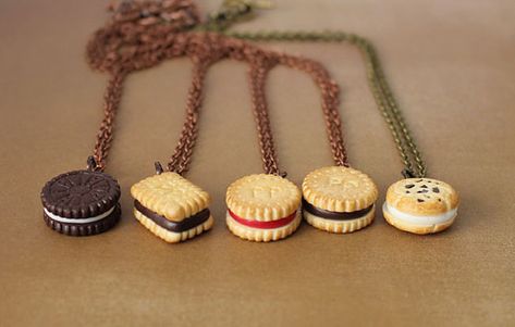 Oreo Biscuits, Miniature Shop, Whoopie Pie, Whoopie Pies, Cute Polymer Clay, Clay Food, Food Jewelry, Mini Charm, Mini Things