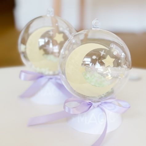 🔮Follow for more great party & play inspiration! 🔮 #sensoryplay #halloweenparty #diymomssensoryplay #momblogger #motherhood #partyfavors #partyfavorsforkids Clear Baubles Ideas, Diy Crystal Ball, Ball Party Favors, Fox Diy, Magical Halloween, Perfect Halloween Party, Magic For Kids, Diy Snow Globe, Classroom Treats