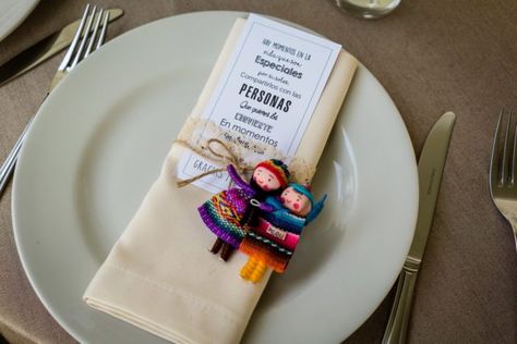 Detalles en la mesa de los invitados del mtrimonio: Pareja de cholitos peruanos http://www.velodevainilla.com/2016/08/10/claudia-y-alvaro-matrimonio-detallista-al-aire-libre/ Peruvian Party, Peruvian Inspired Wedding, Peruvian Wedding, Peru Wedding, Latina Wedding, Tropical Wedding Reception, Guatemala Wedding, Bottle Opener Favors, Wedding Favors And Gifts