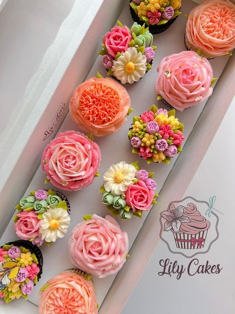 Lily Cakes Floral Birthday Cupcakes, Creative Sweets, Cupcake Flowers, Lily Cake, Taller Exercises, Mothers Day Cupcakes, Cake Decorating For Beginners, Cupcake Decoration, Cupcake Cake Designs