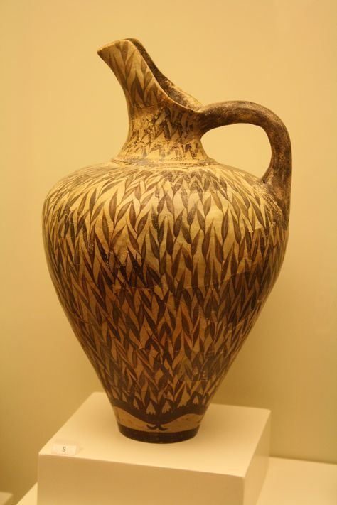 Minoan pottery is considered to have reached its zenith early, in the Middle Minoan ... Floral Style ' Jug of the Reeds' Minoan Civilization, Life In Ancient Egypt, Bronze Age Civilization, Minoan Art, Ancient Greek Pottery, Greek Pottery, Rome Antique, Ancient Pottery, Heraklion