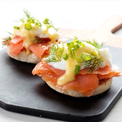 Eggs Benedict Salmon, Smoked Salmon Eggs, Salmon Eggs Benedict, Sockeye Salmon Recipes, Smoked Fish Recipe, Salmon Snack, Tartare Recipe, English Muffin Breakfast, Smoked Salmon And Eggs