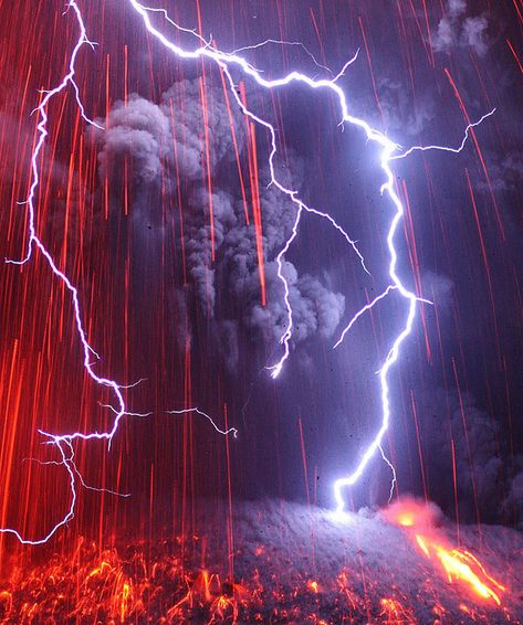 Volcano eruption and lightning storm in Kyushu, Japan - Imgur Lightning Storms, Erupting Volcano, Matka Natura, Wild Weather, Belle Nature, Lightning Storm, Wallpaper Pastel, Darth Maul, Lightning Strikes