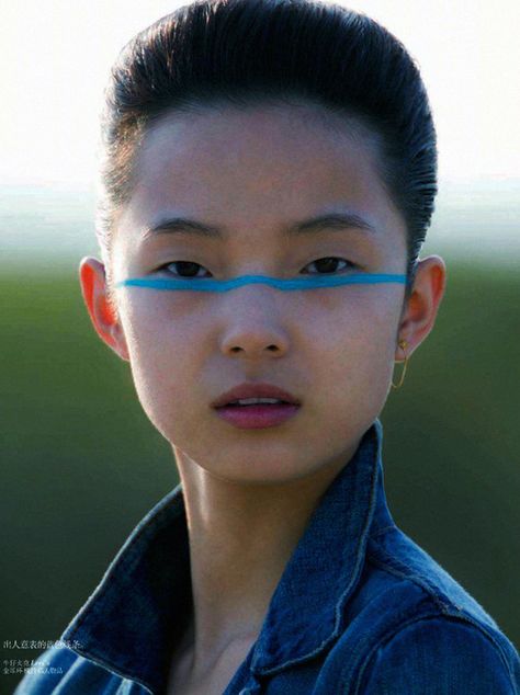 Blue Editorial, Hans Feurer, Futuristic Makeup, Graphic Makeup, Vogue China, Runway Makeup, Maquillage Halloween, Blue Eye, Editorial Makeup