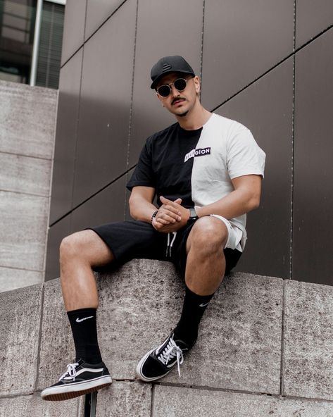 Old School Vans Outfit Men, Dj Outfit Men, Long Socks Outfit Men, Old School Vans Outfit, Medias Outfit, Black Socks Outfit, Socks Outfit Men, Vans Outfit Men, Man Shorts