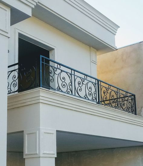 External Stairs, Home Tiles Design, Terrace Grill, Modern Main Gate Designs, Modern Classic Home, Balcony Railing Design, Stair Railing Design, Iron Balcony, Main Gate Design