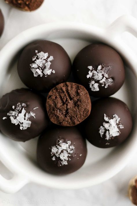 Healthy Chocolate Snacks, Healthy Chocolate Desserts, Homemade Chocolate Truffles, Homemade Truffles, Healthy Candy, Dark Chocolate Truffles, Healthy Sweet Treats, Truffle Recipe Chocolate, Truffle Recipe