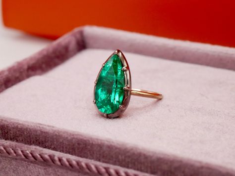 Unearth a gem of elegance with our stunning 6 carat lab emerald ring 💍✨. Perfectly poised to be your next showstopper 💚 . . . . . #1stdibsjewels #christiesjewels #georgianjewellery #victorianjewellery #explore Pear Ring, Brooch Jewelry, Natural Sapphire, Gold Set, Emerald Ring, White Rose Gold, Perfect Ring, Ring Bracelet, Lab Grown