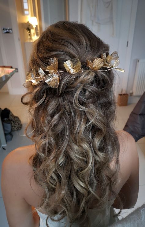 Beautiful ribglet curls pinned half up with gold flower vine. Matric Farewell Hairstyles, Ringlet Curls Hairstyles, Ringlets Hairstyles, Ringlets Curls, Ringlets Hair, Grad Hair, Matric Farewell, Half Up Half Down Hair Prom, Prom Inspiration