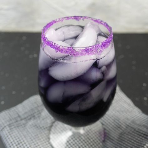 Haunted Mansion Inspired Purple Cocktail Haunted Mansion Themed Cocktails, Haunted Mansion Cocktails, Purple Drinks Alcohol, Disney Themed Drinks, Cocktail Bird, Fun Holiday Cocktails, Grape Cocktails, Cocktails Made With Vodka, Halloween Themed Drinks