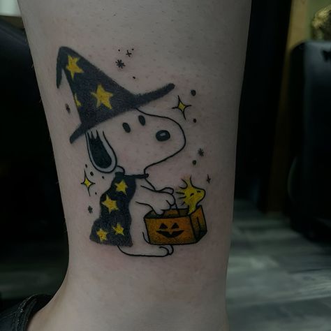 Snoopy and Pumpkins Halloween Snoopy Tattoo, Halloween Snoopy, Thanksgiving Style, Snoopy Tattoo, Her Tattoo, Pilgrim Hat, Thanksgiving Fashion, Tattoo Collection, Peanuts Characters