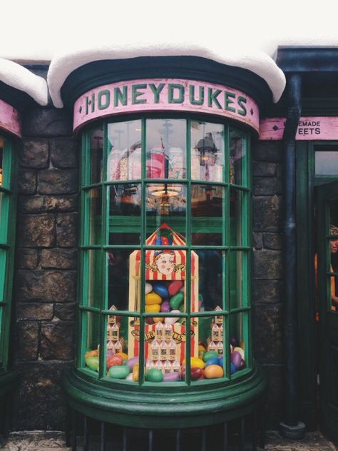 Honeydukes Aesthetic, Pillow Method, Harry Potter Honeydukes, Honey Dukes, Harry Potter Orlando, Harry Potter Set, Harry Potter Universal Studios, Welcome To Hogwarts, Hp Harry Potter